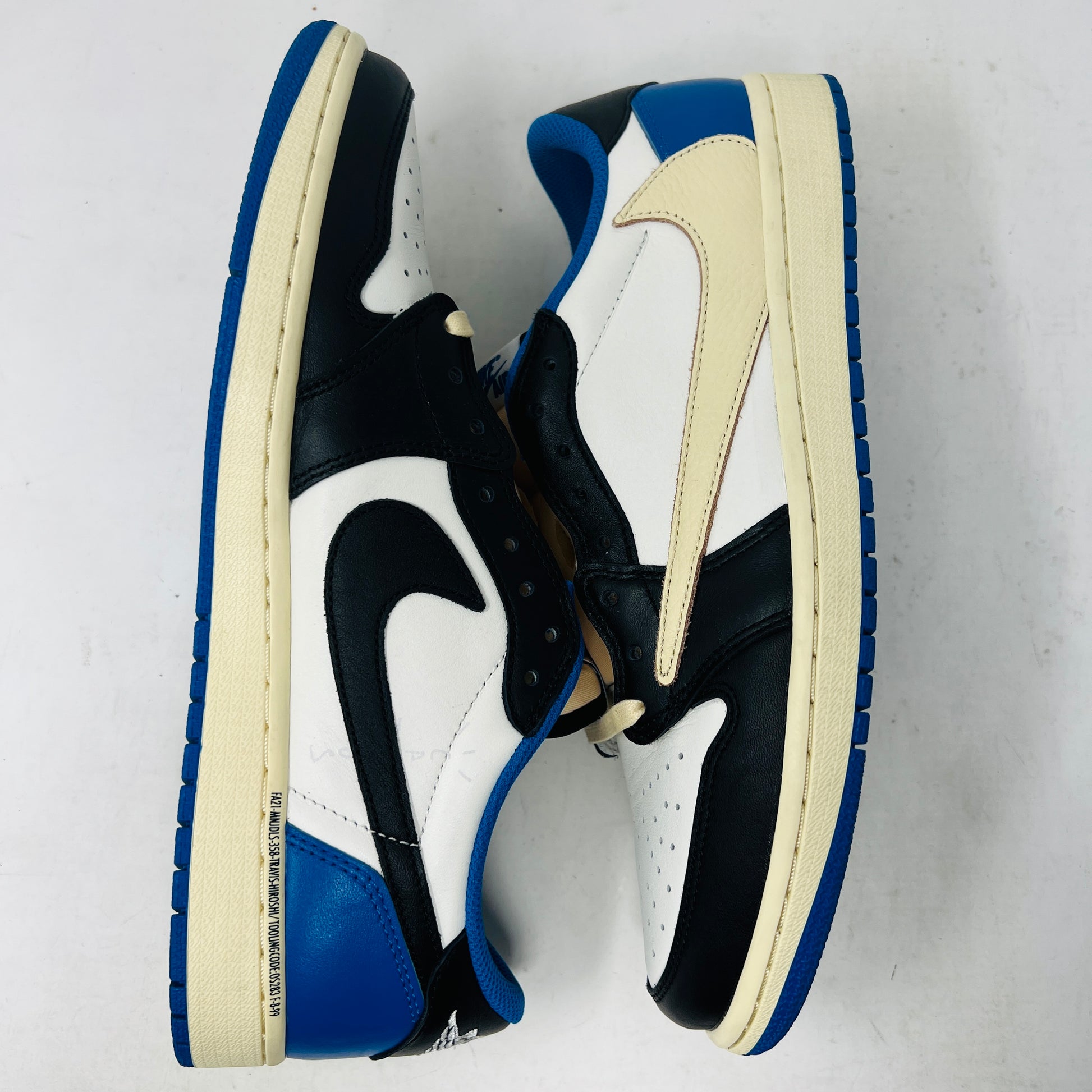 Jordan 1 Retro Low OG SP Fragment x Travis Scott sneakers with original box and laces, condition 9.5/10, 2021 release.