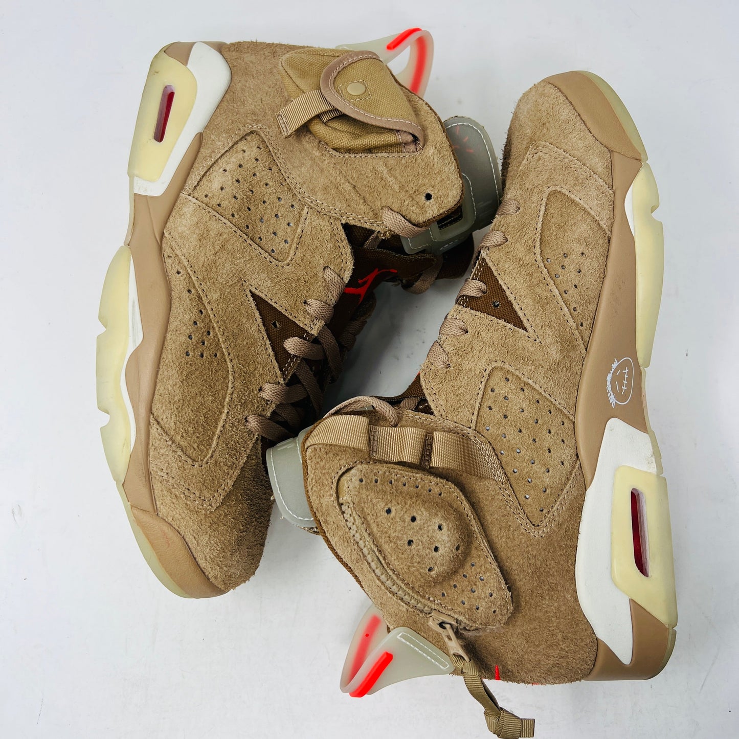 Jordan 6 Retro Travis Scott British Khaki sneakers, 2021 edition, clean uppers and soles, extra laces included.