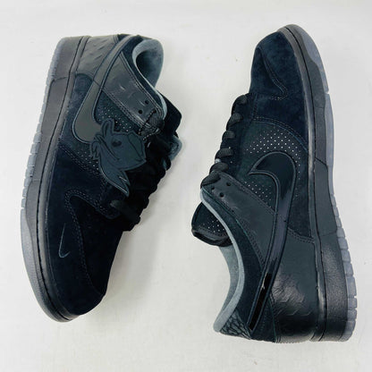 The Nike Dunk Low Ducks of a Feather Black University of Oregon PE sneaker proudly sits on its black shoebox, featuring a glossy swoosh logo. Included are two vibrant laces—bright yellow and green—and three extra laces to mix up your 100% authentic style. Brand new from Nike!.