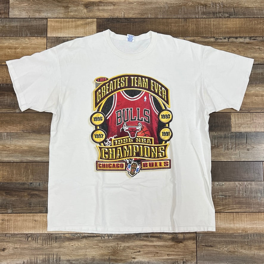 Vintage Starter Bulls '96 Tee White, size XL, preowned, featuring Chicago Bulls championship graphic.