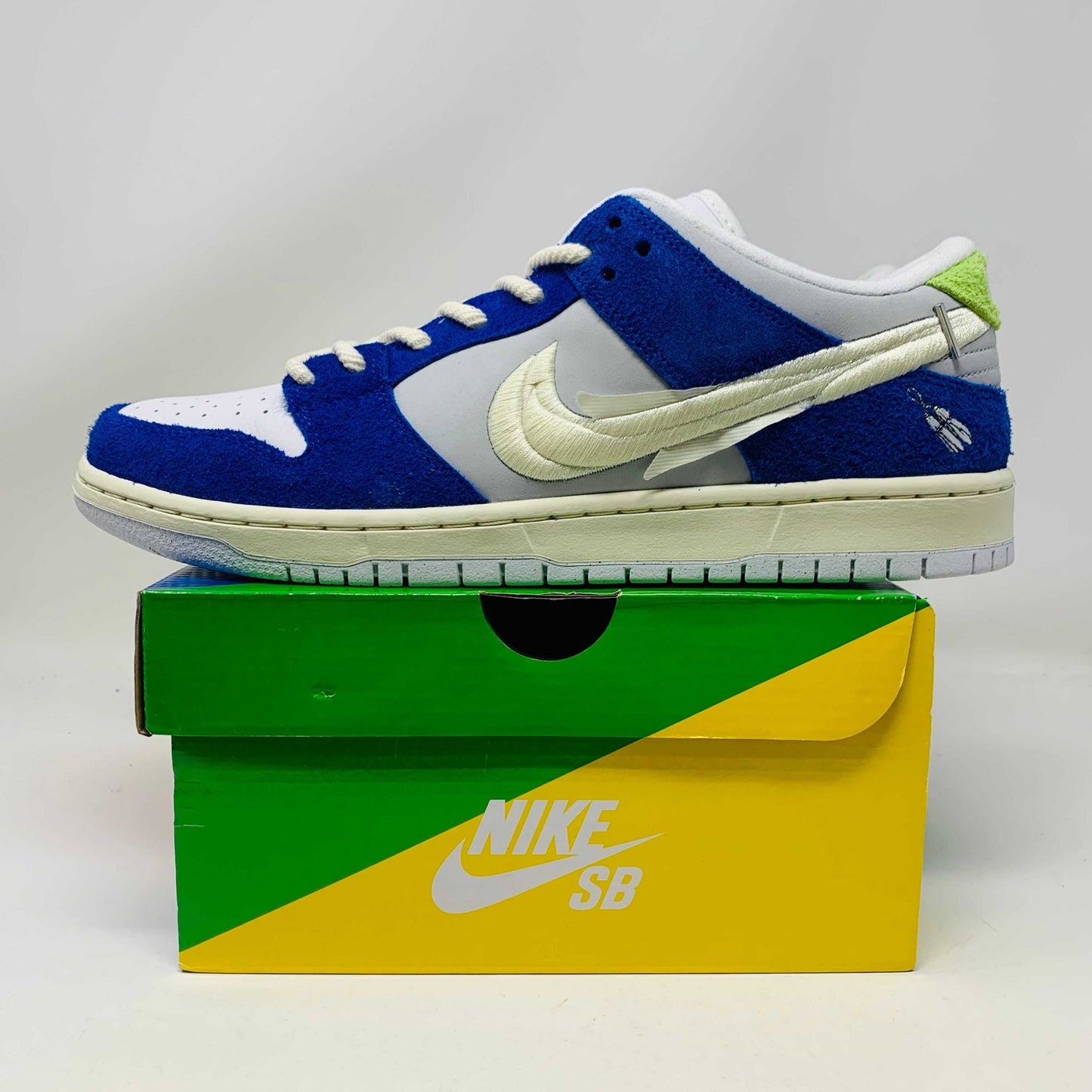 Nike SB Dunk Low Pro Fly Streetwear Gardenia sneaker in gardenia white with black accents, displayed on Nike SB branded box.