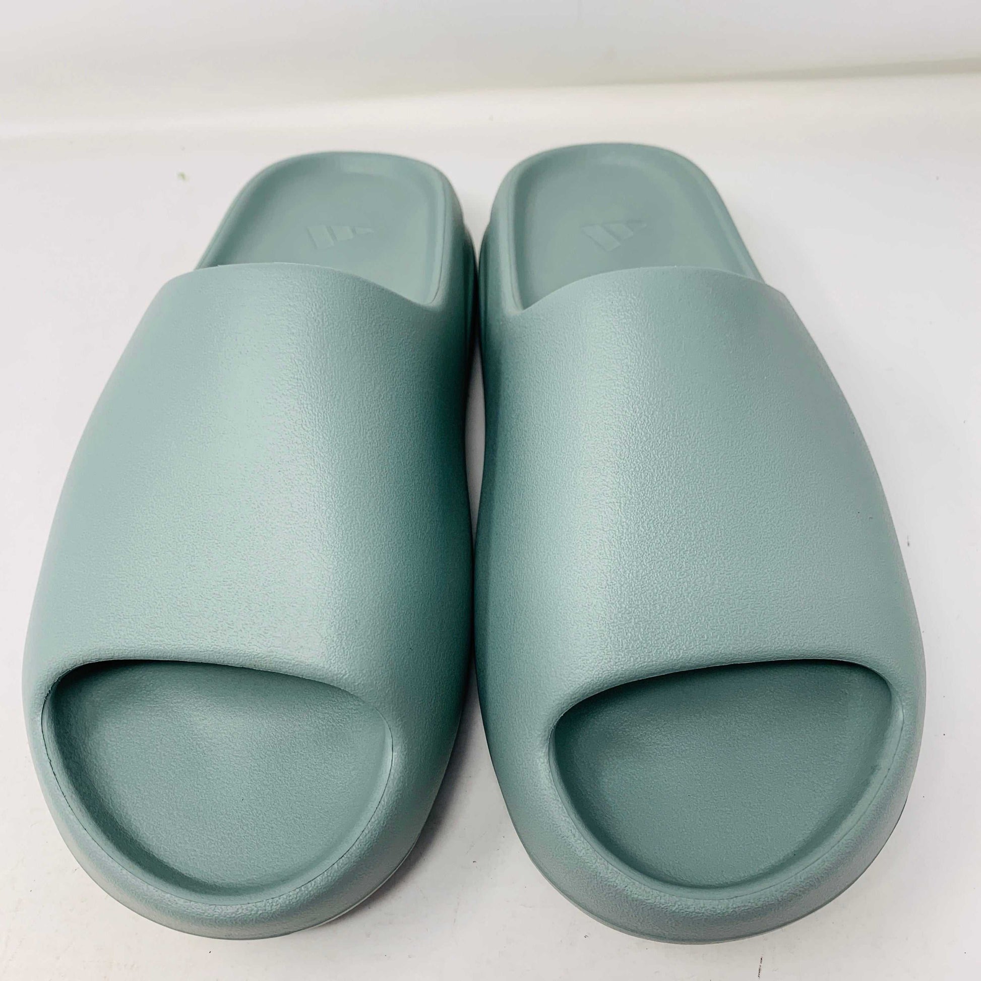 Yeezy Slide Salt in mint condition from 2024 with good box condition.