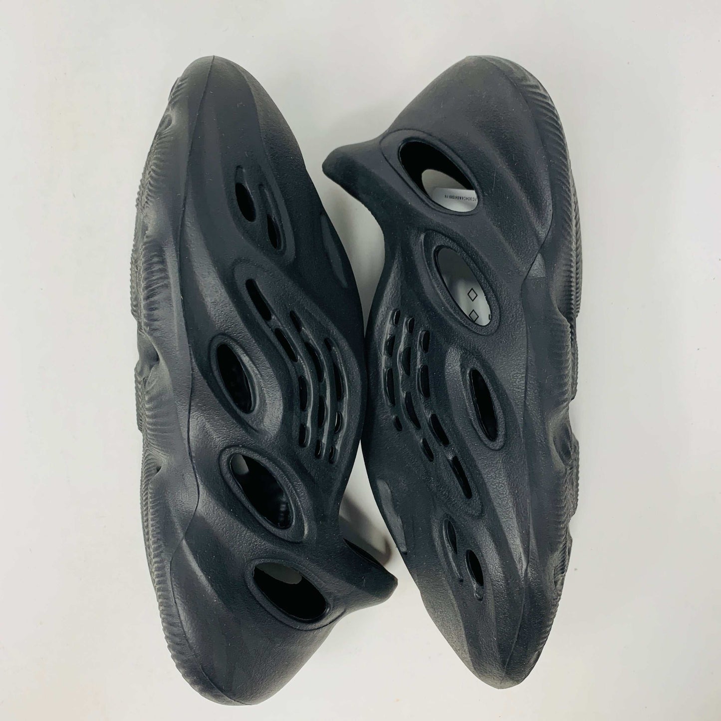 Yeezy Foam RNNR Onyx 2022, brand new condition, black color.