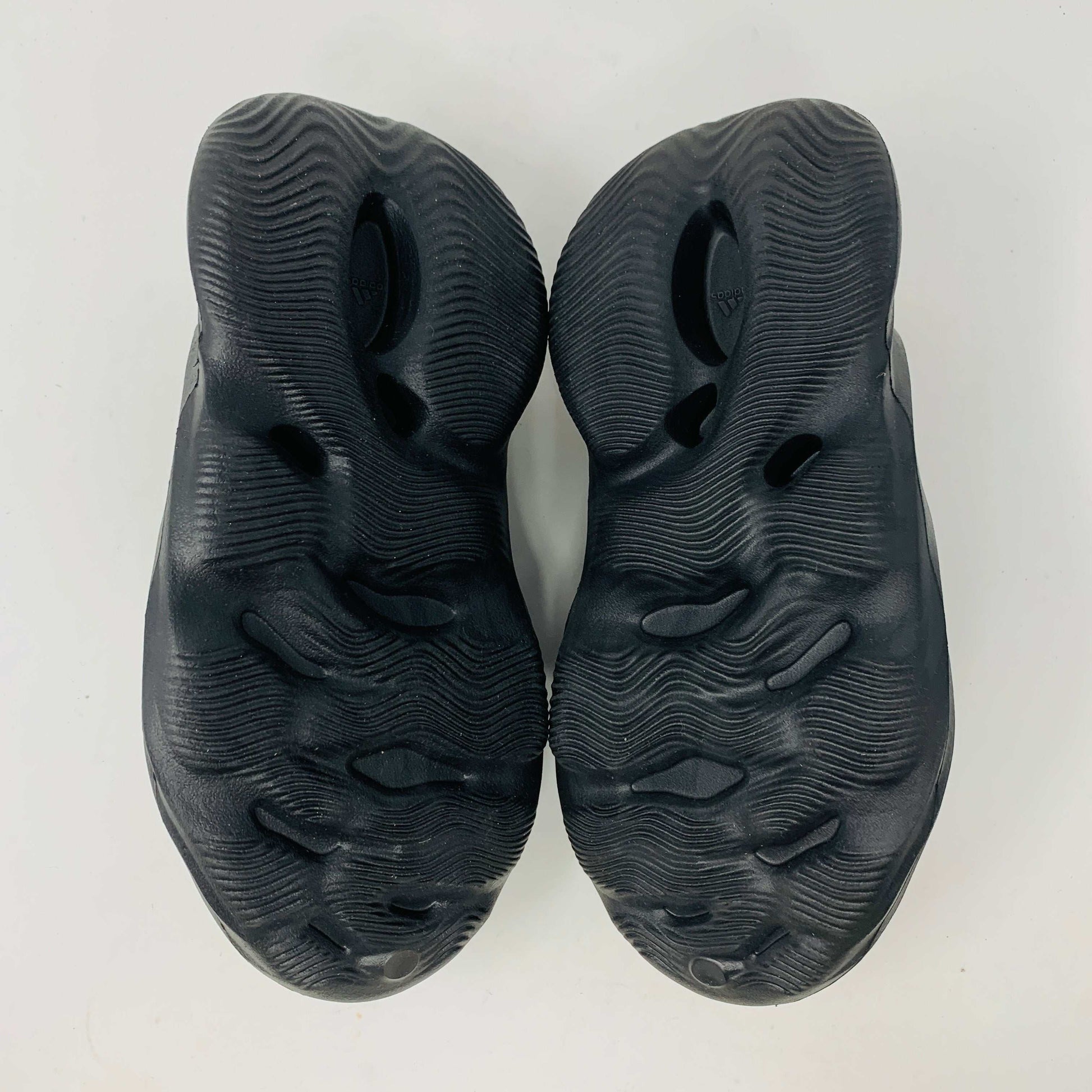 Yeezy Foam RNNR Onyx 2022, brand new, black outsole view.