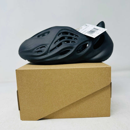 adidas Yeezy Foam RNR Onyx Kids sneakers in black, displayed on a box.