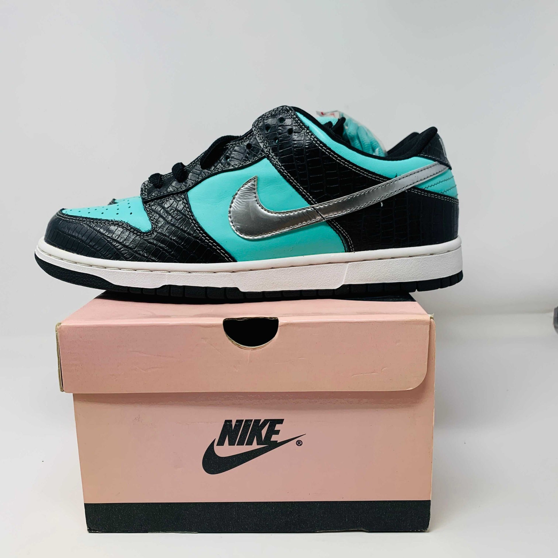 Nike SB Dunk Low Diamond Supply Co sneaker on box, featuring sleek black and white design with Diamond Supply Co logo.