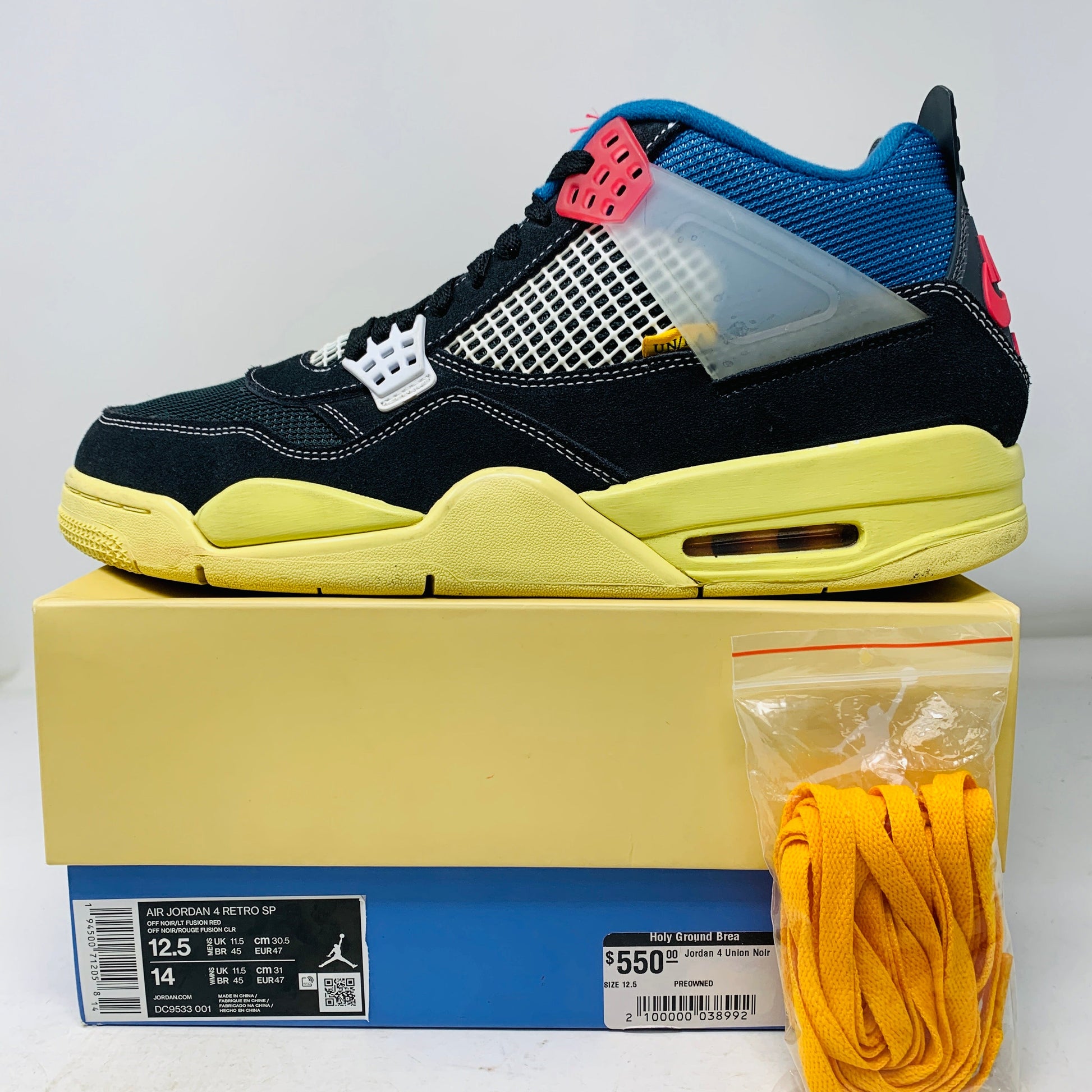 Jordan 4 Retro Union Off Noir sneakers with yellow laces, very clean condition, 2020 model.