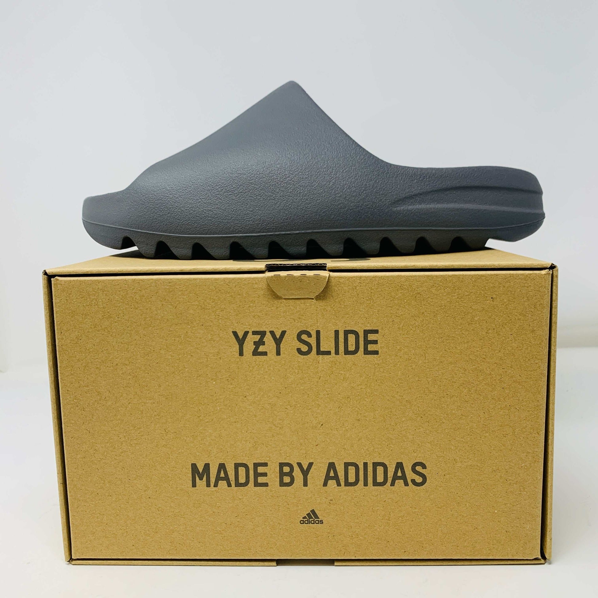 Adidas Yeezy Slide Granite on box, stylish and comfortable footwear.