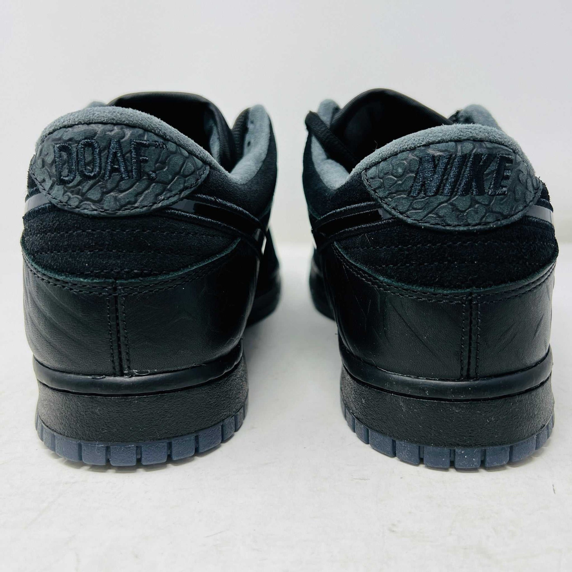 The Nike Dunk Low Ducks of a Feather Black University of Oregon PE sneaker proudly sits on its black shoebox, featuring a glossy swoosh logo. Included are two vibrant laces—bright yellow and green—and three extra laces to mix up your 100% authentic style. Brand new from Nike!.