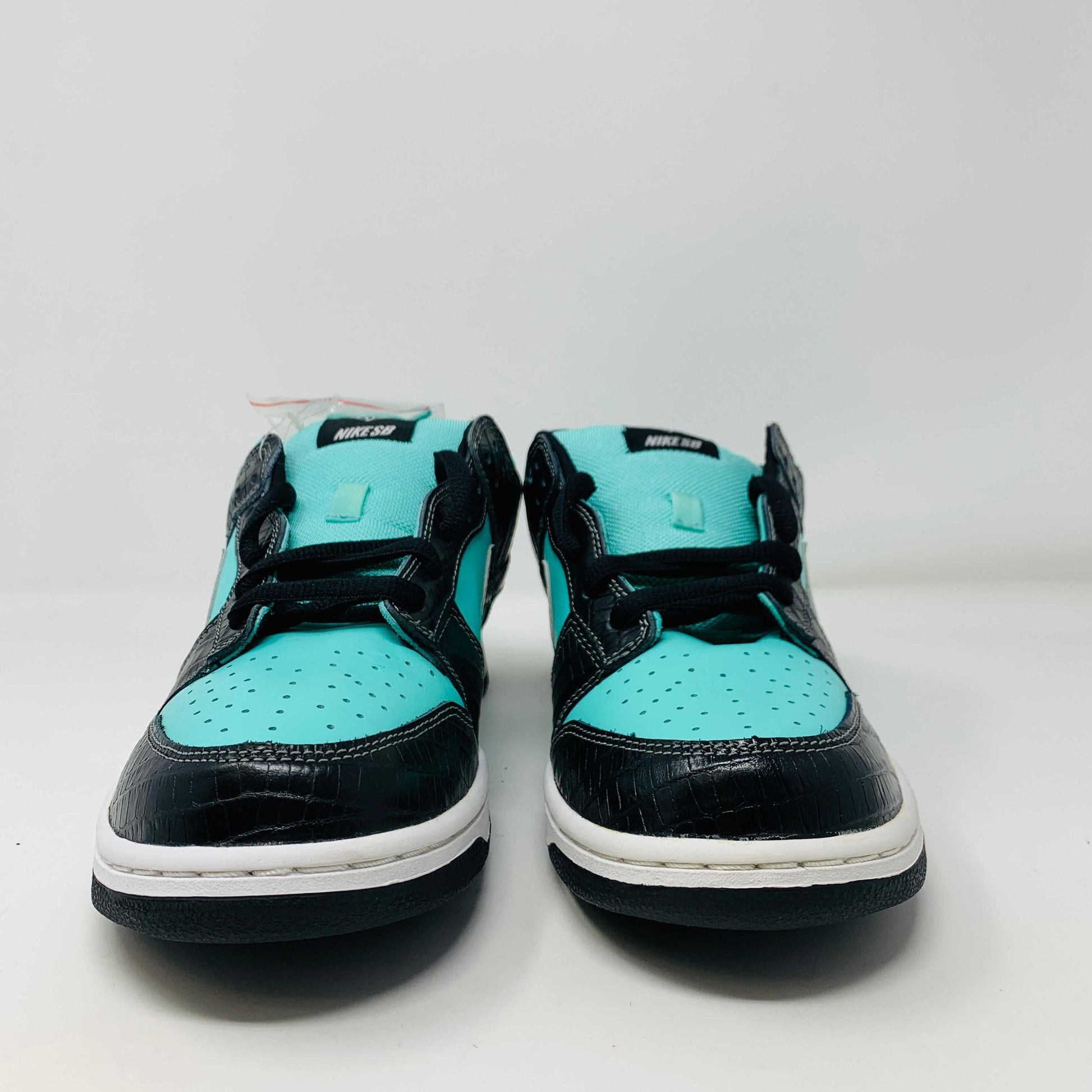 Nike SB Dunk Low Diamond Supply Co sneakers in black and teal, front view.