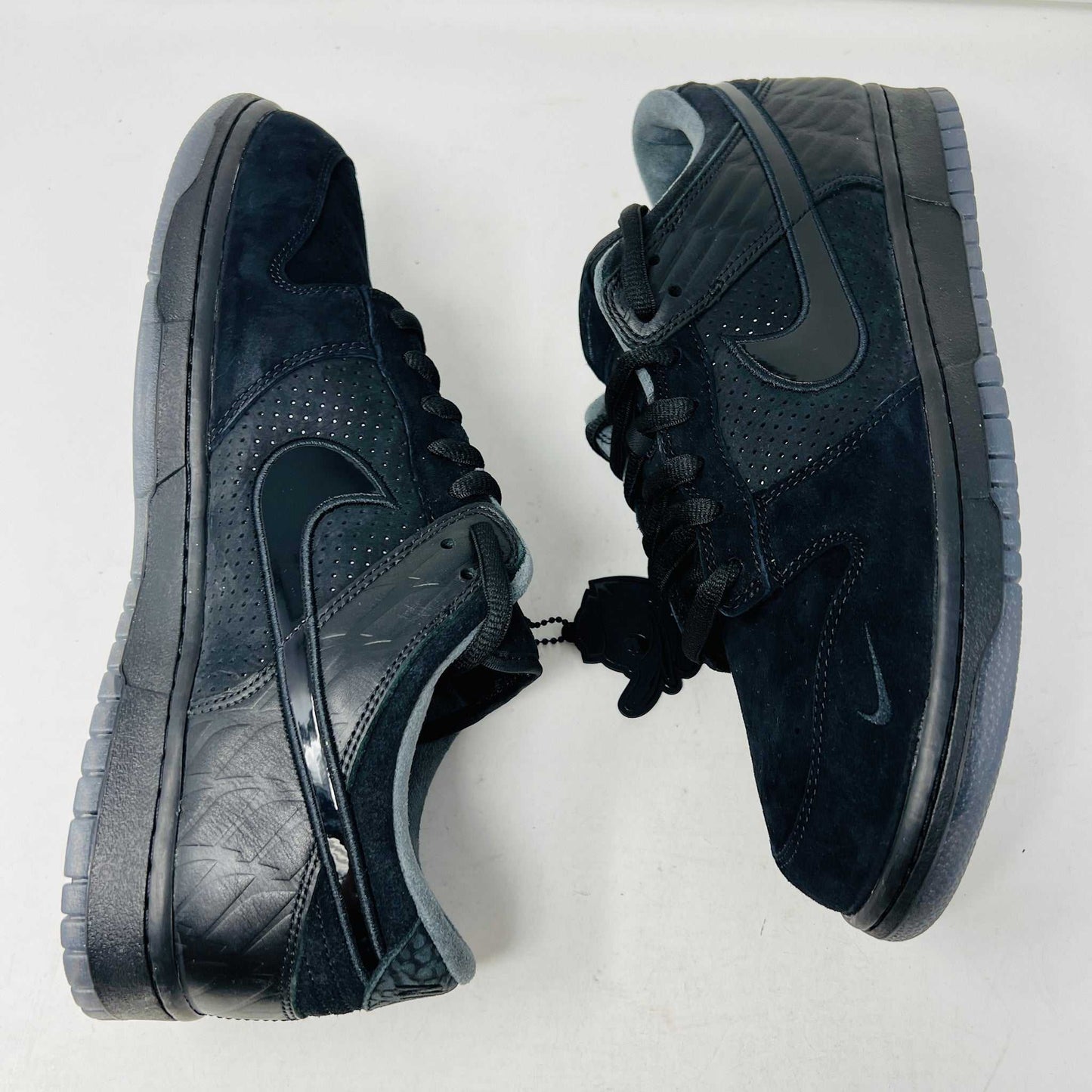 The Nike Dunk Low Ducks of a Feather Black University of Oregon PE sneaker proudly sits on its black shoebox, featuring a glossy swoosh logo. Included are two vibrant laces—bright yellow and green—and three extra laces to mix up your 100% authentic style. Brand new from Nike!.