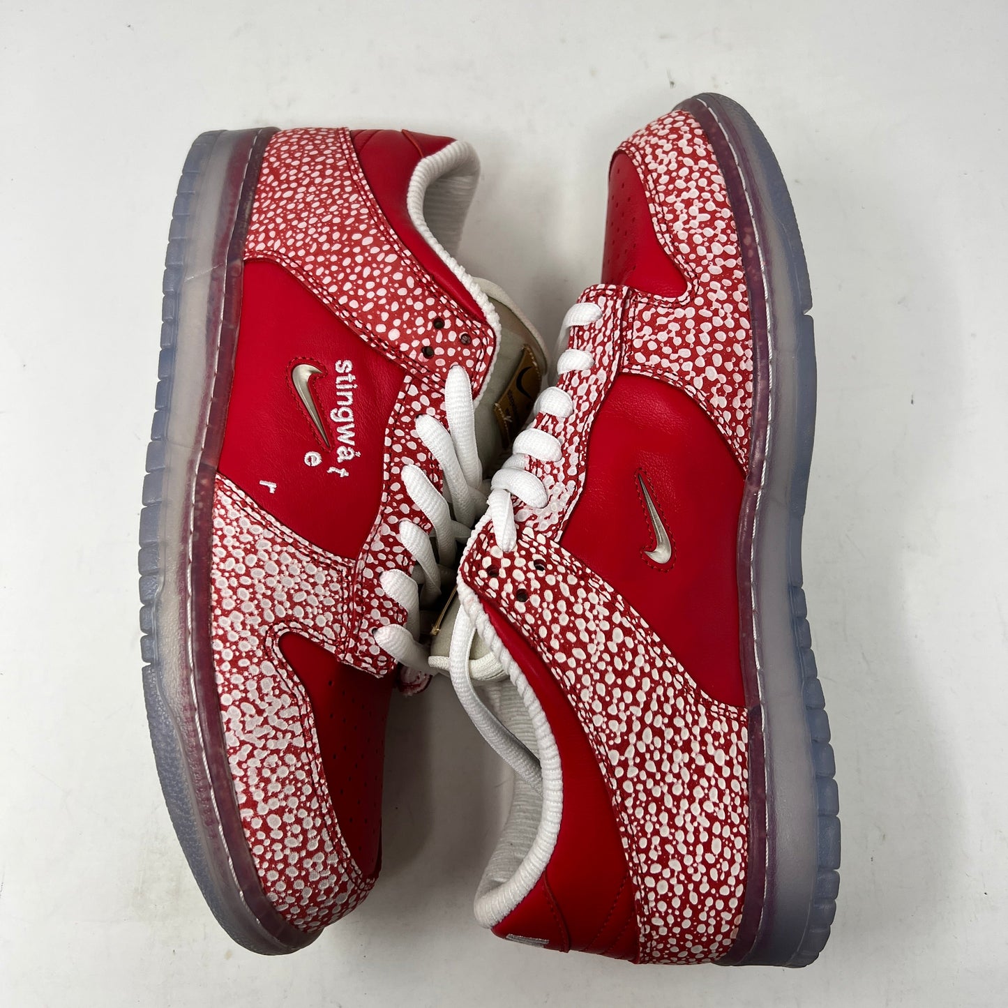 Nike SB Dunk Low Stingwater sneaker, red with white speckles, transparent sole, extra laces, 2021 model.