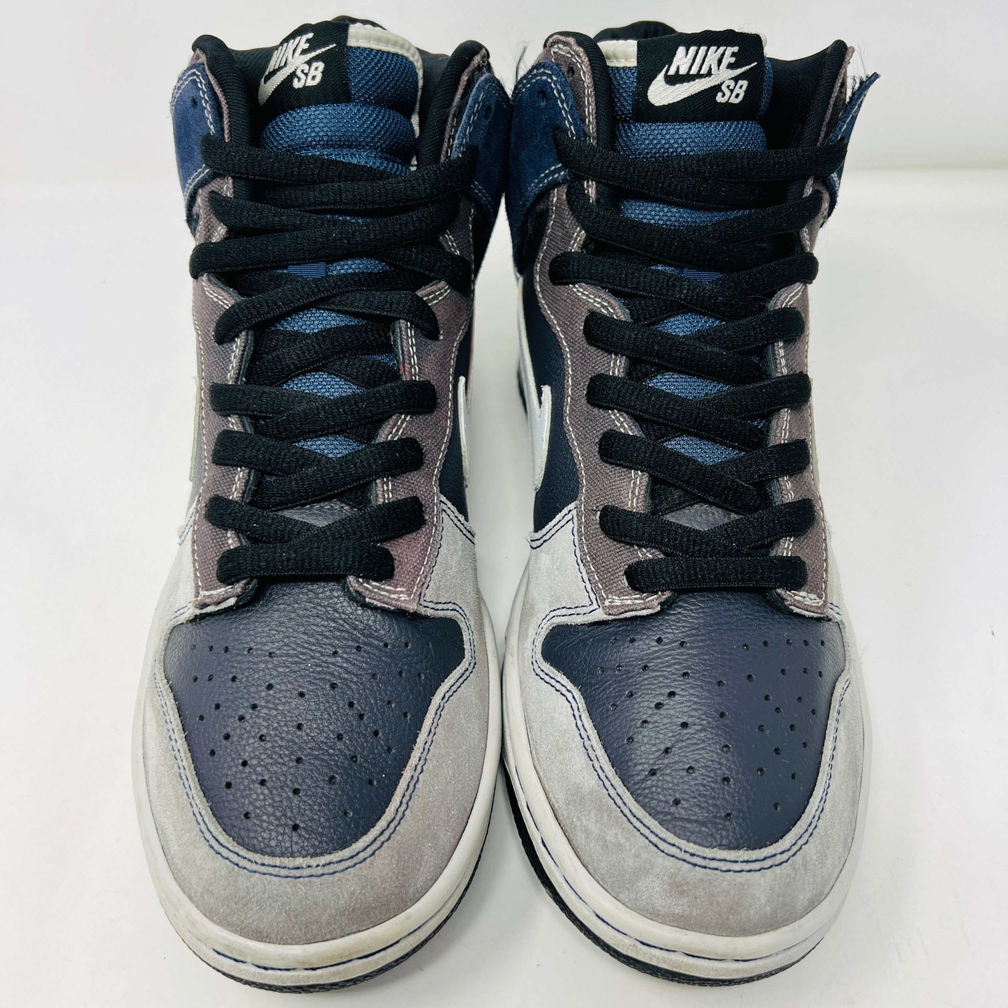 The Nike SB Dunk High Un-Futuras by Nike feature black laces and are in an 8/10 condition, with minimal signs of wear, including slight sole separation.